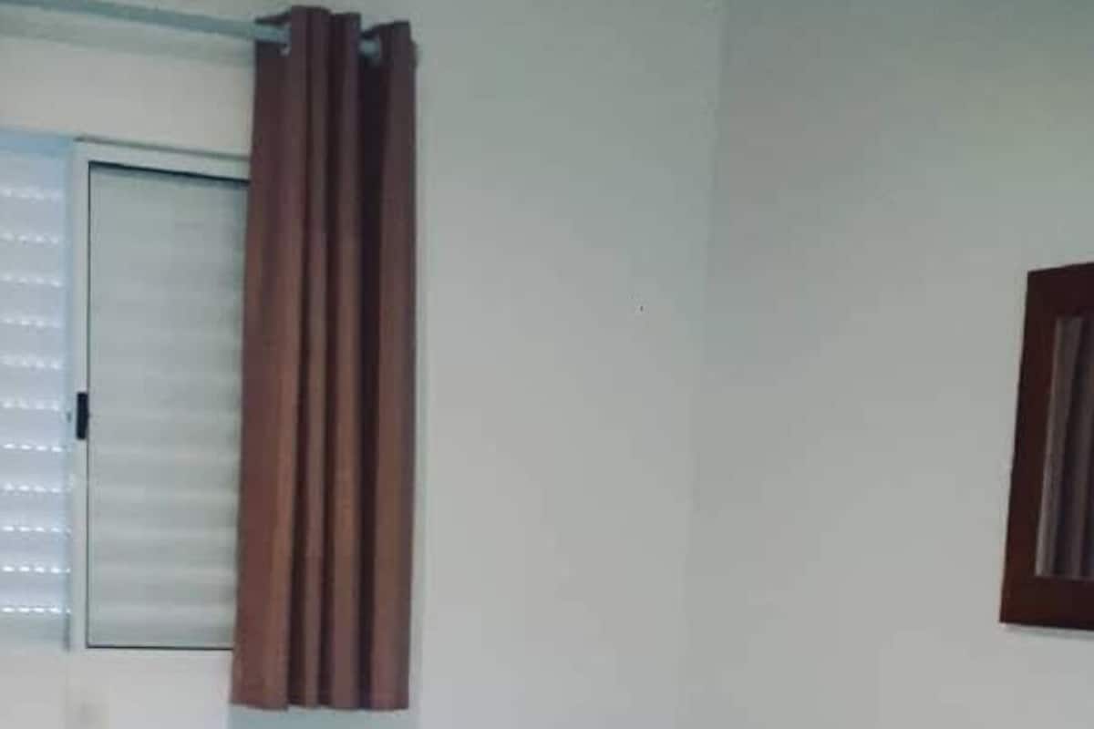 QUARTO TRIPLO STANDARD | Minibar, blendingsgardiner, wi-fi (inkludert) og sengetøy