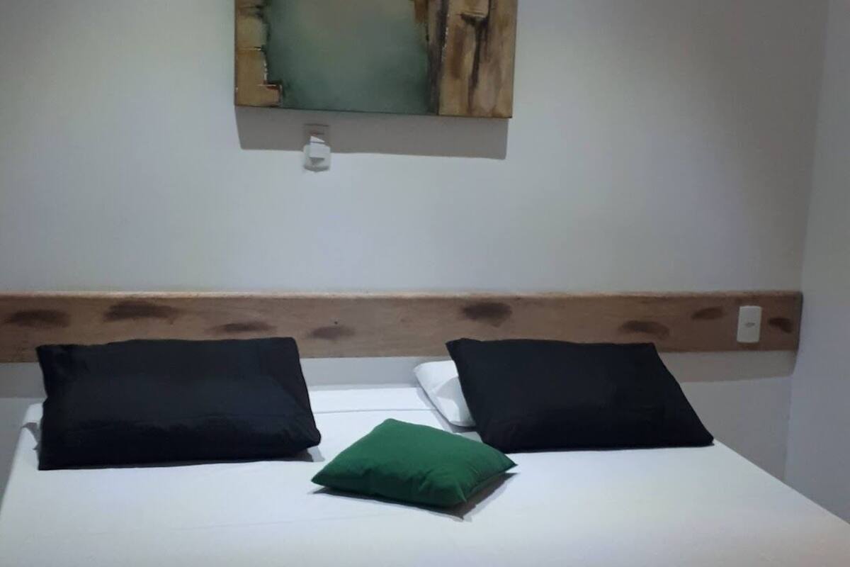 QUARTO TRIPLO TÉRREO INTERNO | Minibar, blendingsgardiner, wi-fi (inkludert) og sengetøy