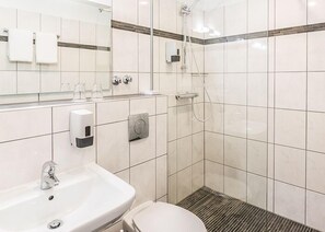 Een douche, een haardroger, handdoeken, zeep