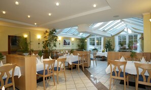 Daily buffet breakfast (EUR 5 per person) - Hotel Zum Starenkasten GmbH (Braunschweig)