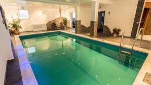 Kolam renang indoor