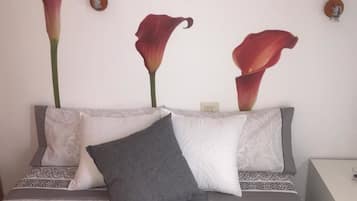 Appartement, 1 slaapkamer, balkon, uitzicht op zwembad | 1 slaapkamer, babybedden