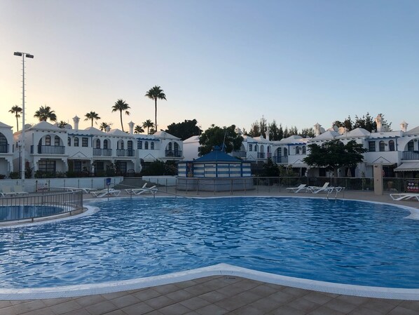 Fassade der Unterkunft – Abend/Nacht