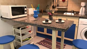 Appartement, 1 slaapkamer, balkon, uitzicht op zwembad | Privékeuken | Een koelkast/vriezer, een magnetron, een kookplaat