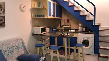 Appartement, 1 slaapkamer, balkon, uitzicht op zwembad | Woonruimte | Een flatscreentelevisie