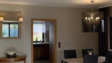 Apartemen Comfort, 2 kamar tidur, Bebas Asap Rokok, pemandangan kebun | Dapur pribadi | Microwave dan kursi makan untuk bayi