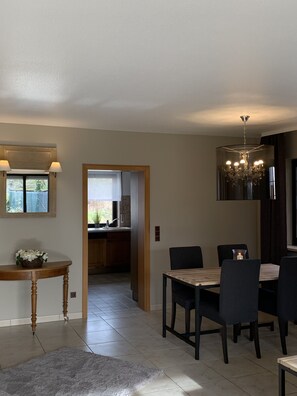 Apartamento conforto, 2 quartos, para não fumantes, vista para o jardim | Cozinha privada | Micro-ondas, cadeirão de bebê