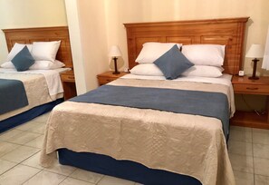 Kamar Quadruple Klasik | Brankas, meja kerja, tirai kedap cahaya, dan setrika/meja setrika