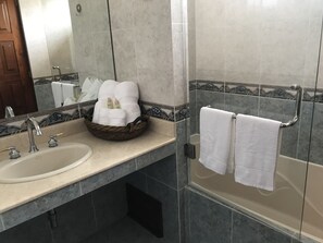 Douche, articles de toilette gratuits, sèche-cheveux