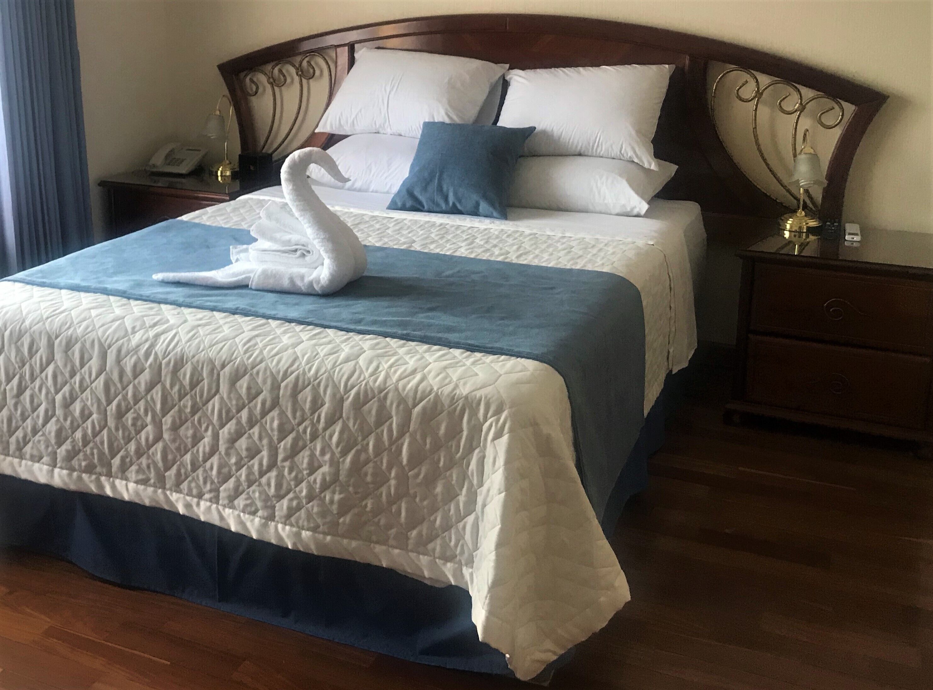deluxe double room | 1 bedroom, in-room safe, desk, blackout curtains