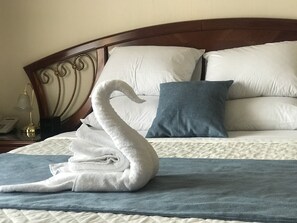 In-room safe, desk, blackout drapes, iron/ironing board - Hotel Belvedere (Guatemala City)