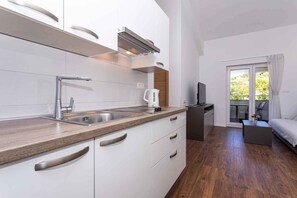 Fridge, microwave, stovetop, coffee/tea maker - Holiday apartment mit Klimaanlage und Balkon (Baška)