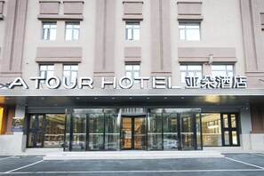 Ein Hotel mit Glastür und einem Schild, auf dem 'TOUR HOTEL' steht.