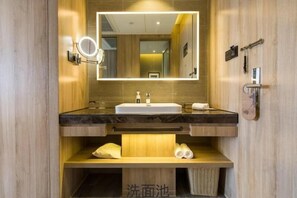 A modern bathroom with a large mirror, a sink, and a towel rack. - Atour Hotel People's Square Xiaoshan Hangzhou (Hangzhou)