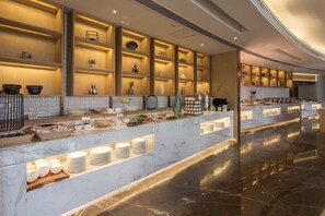 Café da manhã com buffet mediante uma taxa