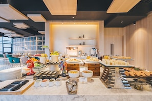 Daily buffet breakfast (CNY 48 per person)