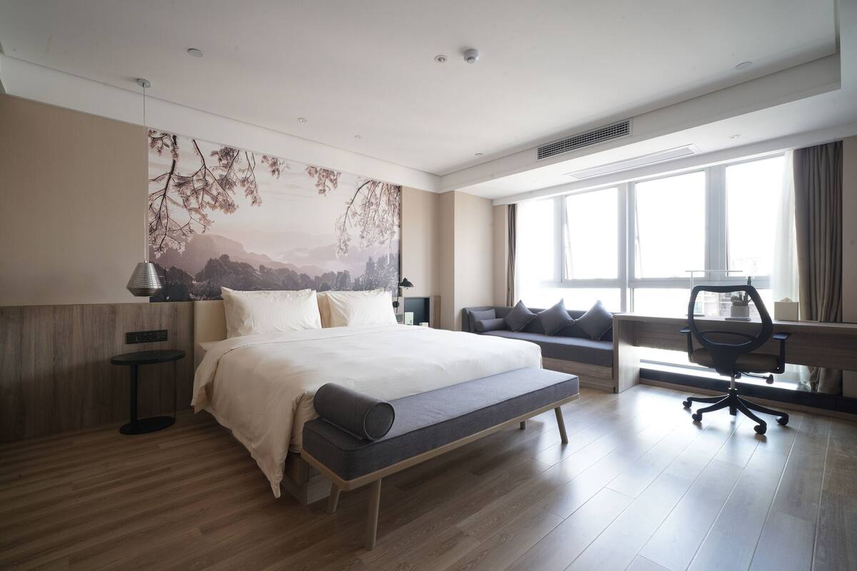 Suite | Down comforters, desk, WiFi (free)