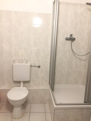 Double Room (Budget) | Bathroom | Shower, hair dryer, towels, toilet paper - Pension Dreilinden (Hannover)