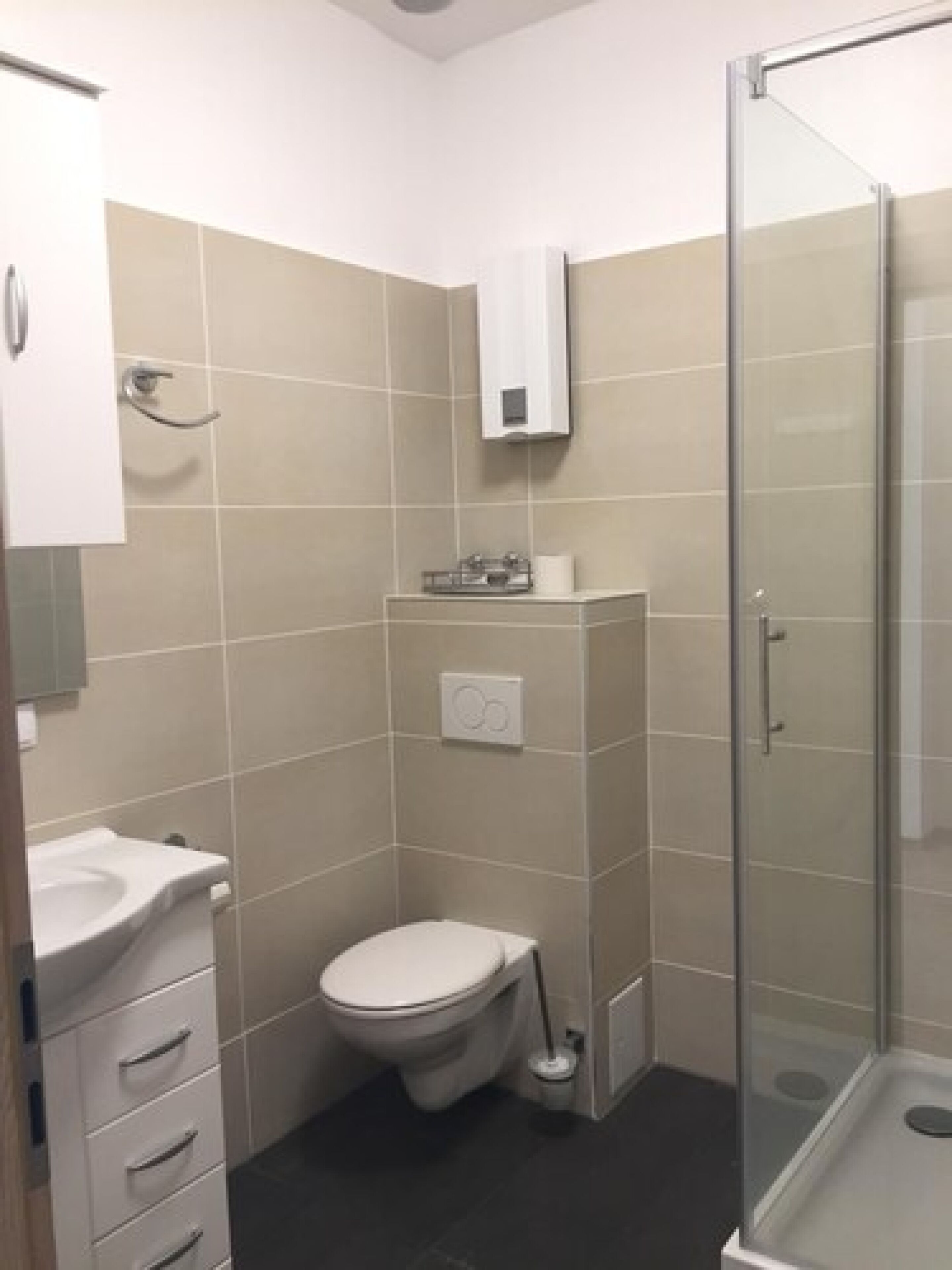 Double Room (Budget) | Bathroom | Shower, hair dryer, towels, toilet paper
