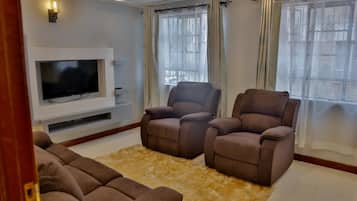 Apartamento superior | Área de estar | Smart TV