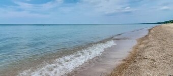 TAPT I TID: Nær privat strand og by.  To peiser. Ildsted.