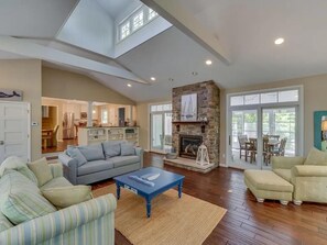 Smart TV, lareira, DVD player