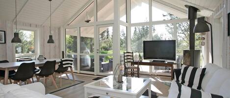 Een televisie en een open haard