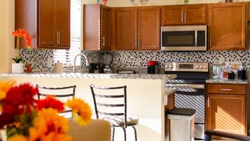 Casa de ciudad, 3 habitaciones (3 Bathrooms - 23910) | Cocina privada | Refrigerador, microondas, horno y parrilla de estufa