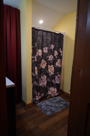 Kamar (Secluded Suite Getaway Closest to NYC) | Shower kamar mandi