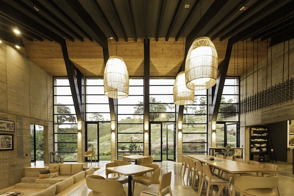 Aperto a colazione, pranzo e cena, cucina locale e internazionale