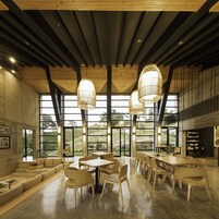 朝食、ランチ、ディナーに営業 (郷土料理と各国料理)