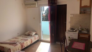 Studio (10) | Private kitchenette | Coffee/tea maker, fridge, stovetop, electric kettle - Green Villa (Bar)