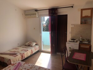 Studio (10) | Private kitchenette | Fridge, stovetop, coffee/tea maker, electric kettle - Green Villa (Bar)