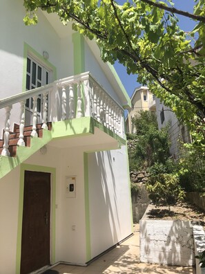 Property entrance - Green Villa (Bar)