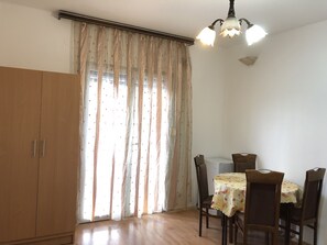 Apartment, 2 Bedrooms (1) | In-room dining - Green Villa (Bar)