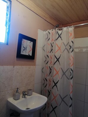 Shower, rainfall showerhead, towels, soap - Hostal La Casa Blanca (San Pedro de Atacama)