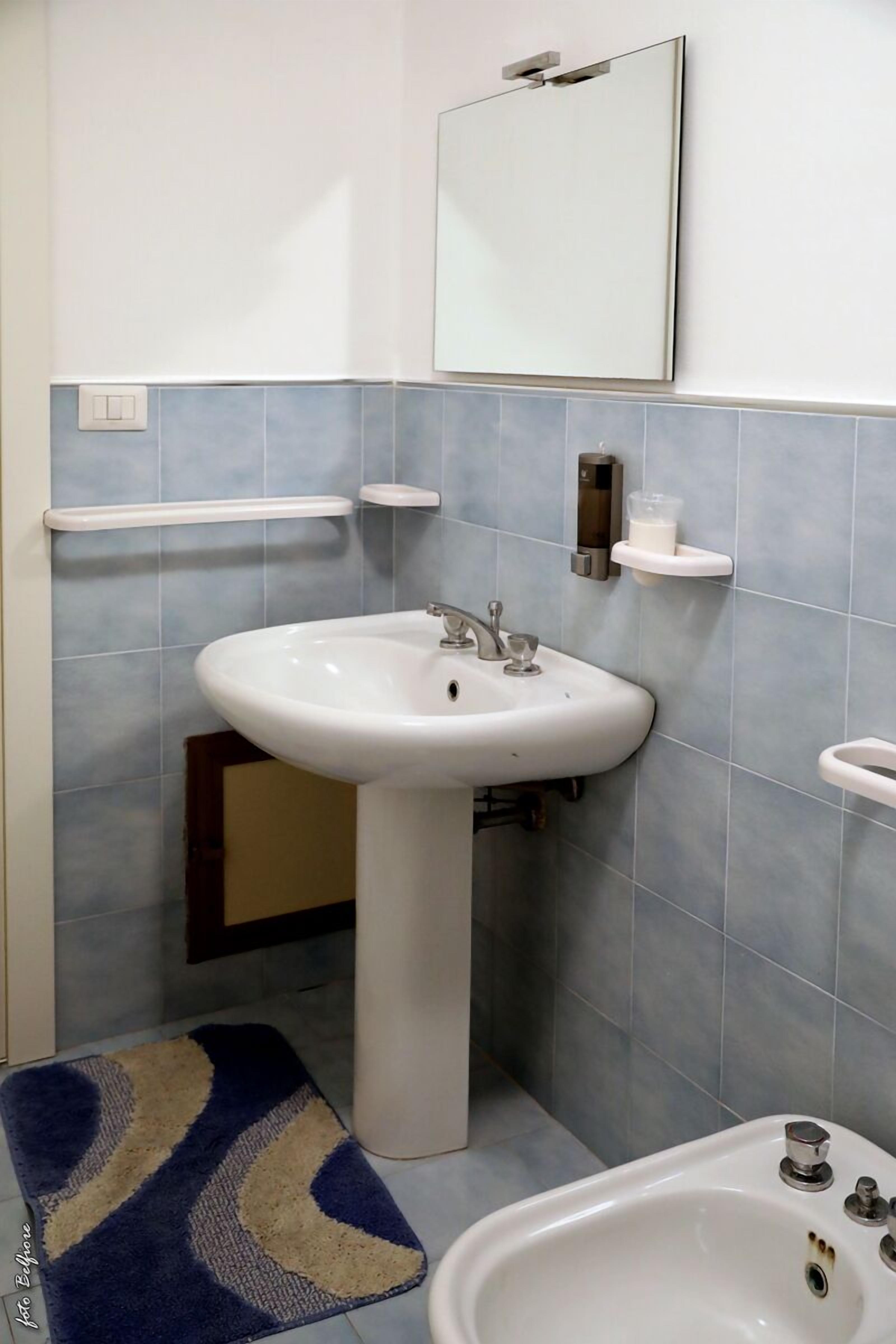 Chambre Double, 1 grand lit (Federico Il Grande) | Salle de bain | Douche, sèche-cheveux, serviettes fournies, savon