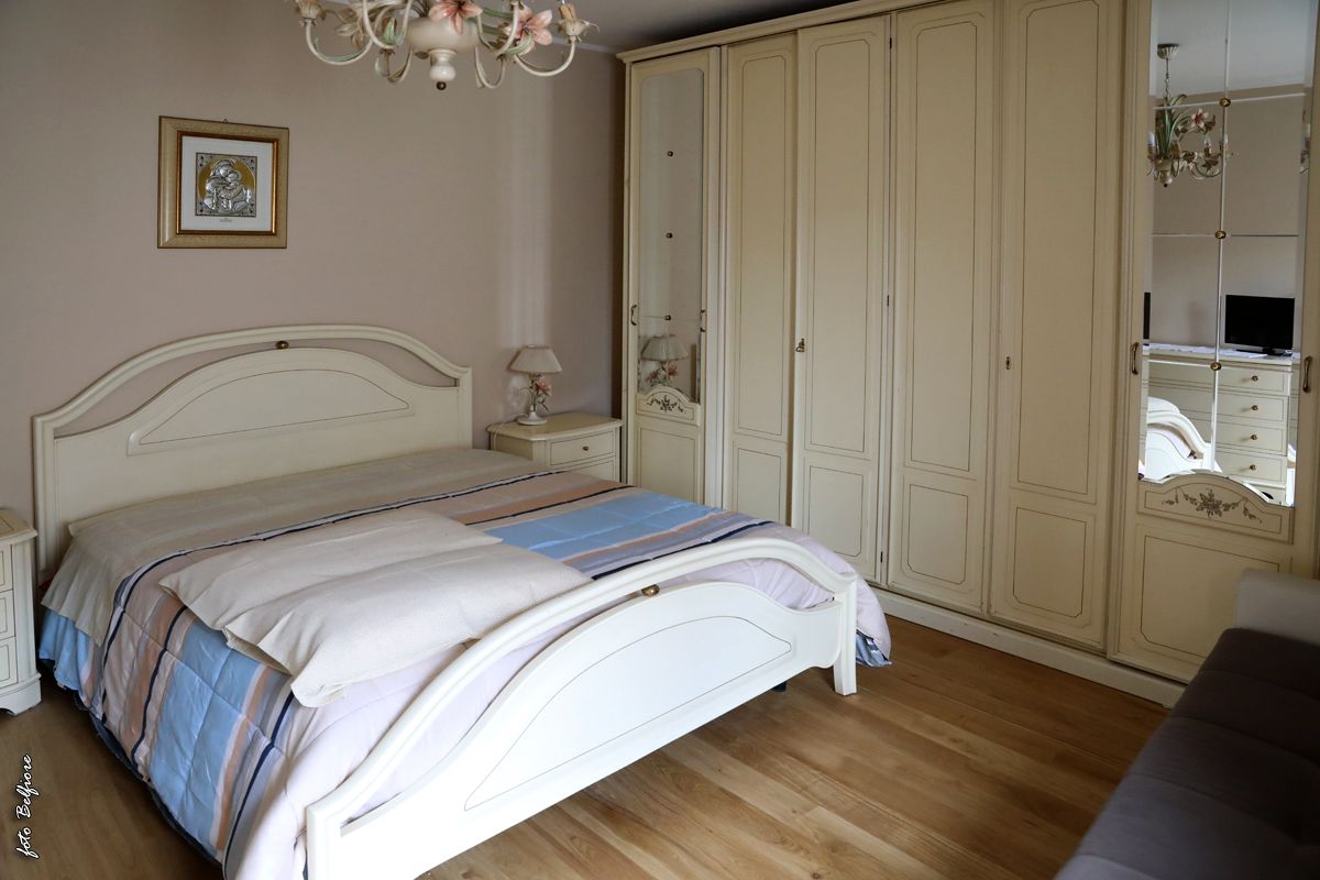 Habitación triple clásica, 1 cama Queen size y sofá cama (Eleonora d'Angiò) | Wifi gratis, ropa de cama y acceso para silla de ruedas 