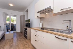 Fridge, microwave, stovetop, coffee/tea maker