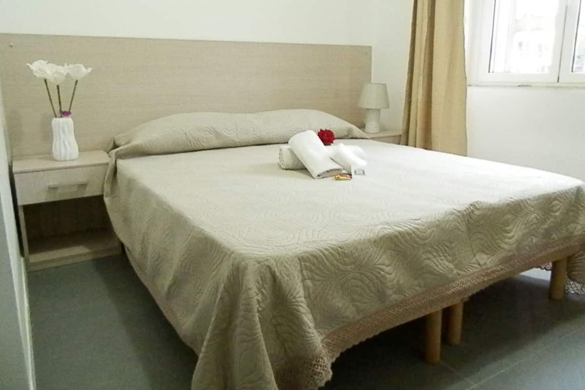 Double Room (Afrodite) | Hypo-allergenic bedding available, desk, WiFi (free)