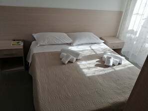 Vierbettzimmer (Apollo) | Allergikerbettwaren, Schreibtisch, kostenloses WLAN