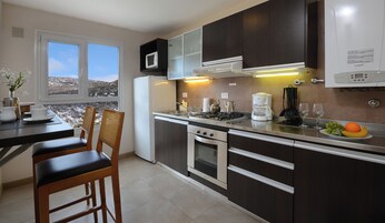 Luxus apartman, 2 hálószobával, kilátással a hegyre (VC1) | Privát konyha | Hűtőszekrény, mikrohullámú sütő, sütő és főzőlap