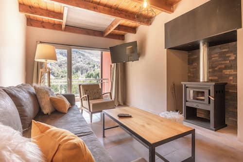 Departamento de lujo, 2 habitaciones, vista a la montaña (VC2) | Área de sala de estar | Smart TV de 40 pulgadas con canales vía satélite, chimenea y Netflix