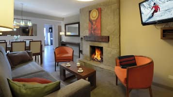 Luxury Apartment, 2 Bedrooms, Mountain View (VC1) | Living area | 40-inch Smart TV with satellite channels, fireplace, Netflix
