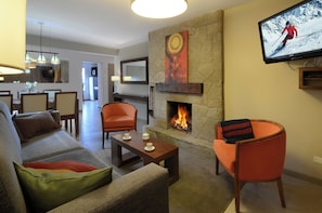 Appartement luxueux, 2 chambres, vue sur la montagne (VC1) | Aire de séjour | Téléviseur connecté, foyer, Netflix, films payants