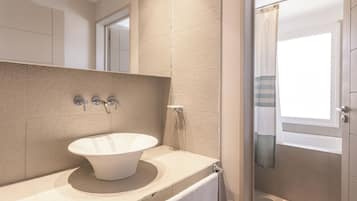 Appartement Luxe, 2 chambres, vue montagne (VC2) | Salle de bain | Ensemble douche/baignoire, baignoire à jets, douche à « effet pluie »
