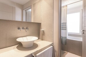 Departamento de lujo, 2 habitaciones, vista a la montaña (VC2) | Baño | Tina con regadera, tina de hidromasaje, regadera tipo lluvia 