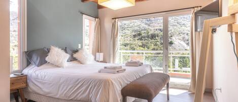 Luxury Apartment, 2 Bedrooms, Mountain View (VC2) | 2 bedrooms, premium bedding, down comforters, pillowtop beds
