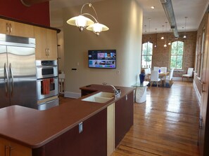 Fridge, microwave, oven, stovetop - Vectormans Luxury Arcade Palace (McLean)