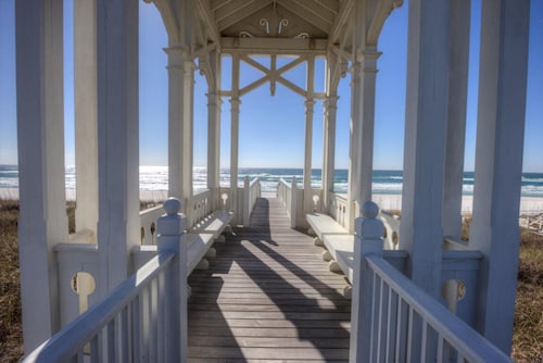 Coveted Corner Unit Carillonin rannalla